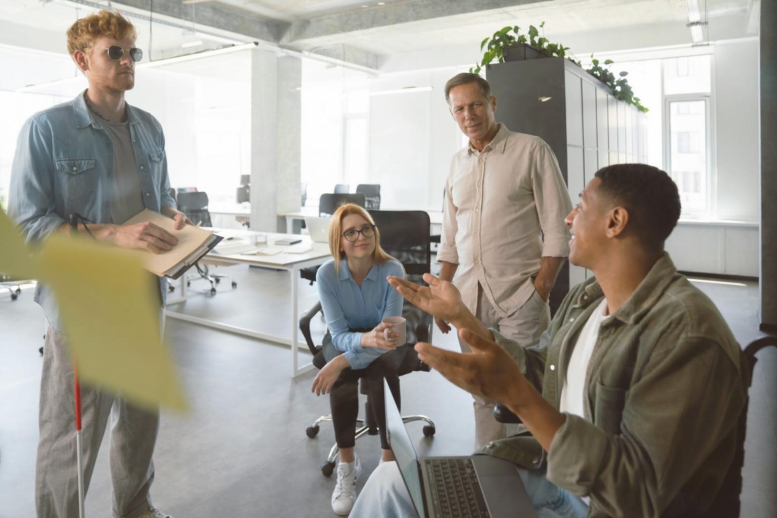 Environnement de travail collaboratif chez cariventaora avec équipes techniques